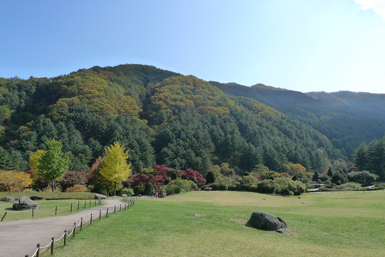 Landscaped paths at the Garden of Morning Calm